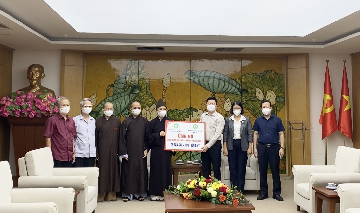 HT Thích Thanh Quyết thăm và tặng quà 2 quận chịu ảnh hưởng nặng bởi dịch Covid19 tại Hà Nội