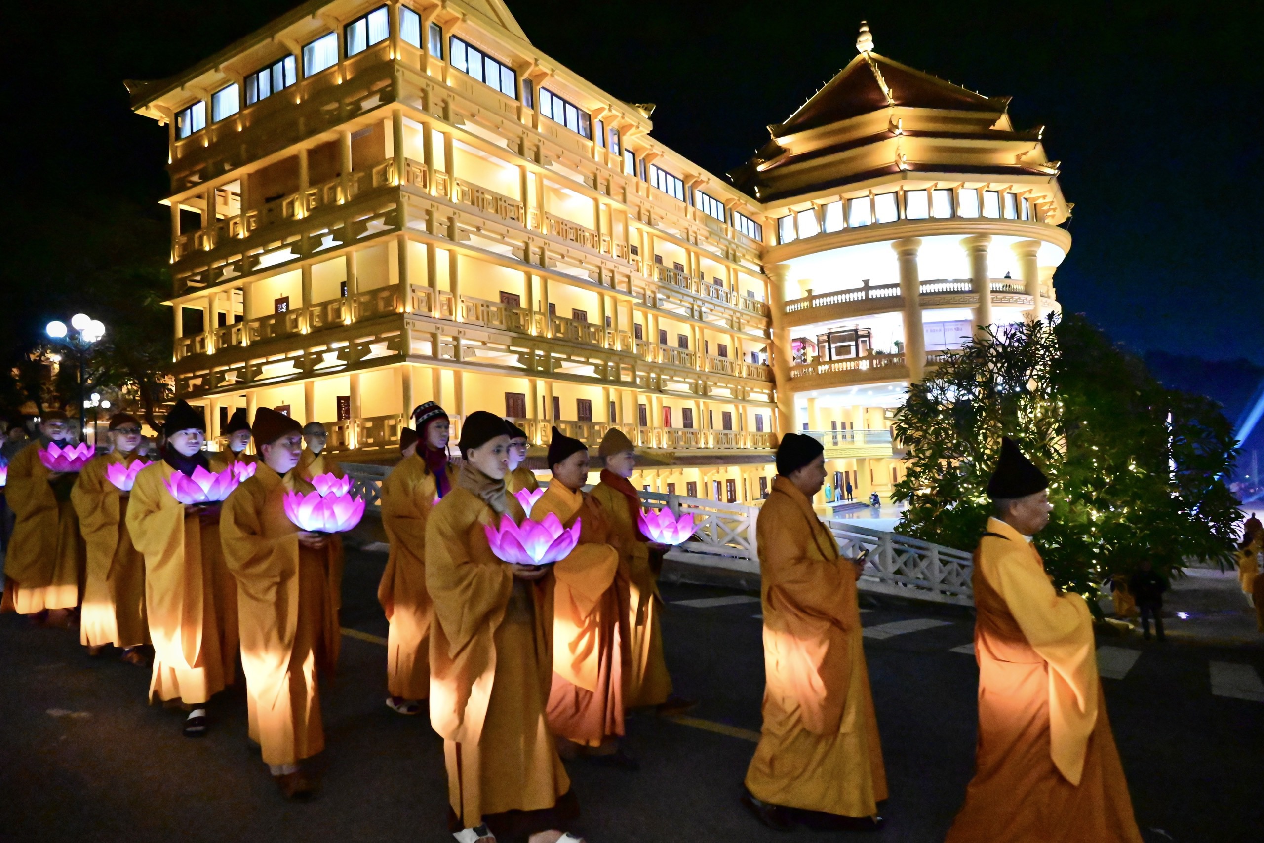 Trang nghiêm Đại lễ Phật Thành đạo với chủ đề “Tình thương và trí tuệ” tại Học viện Phật giáo Hà Nội.