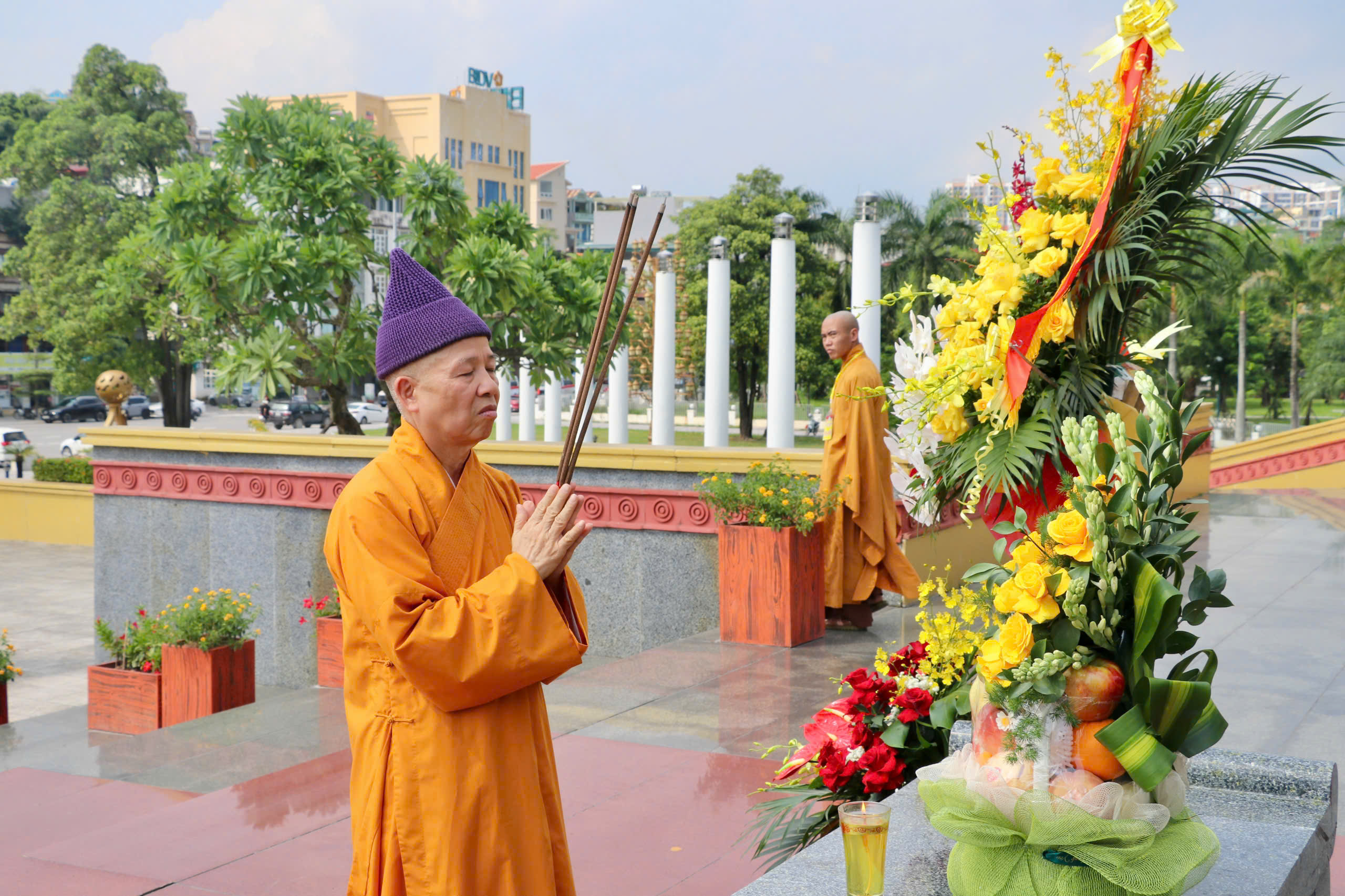 Ban Trị sự GHPGVN tỉnh Quảng Ninh dâng hương tưởng niệm các Anh hùng liệt sĩ trước thềm đại hội