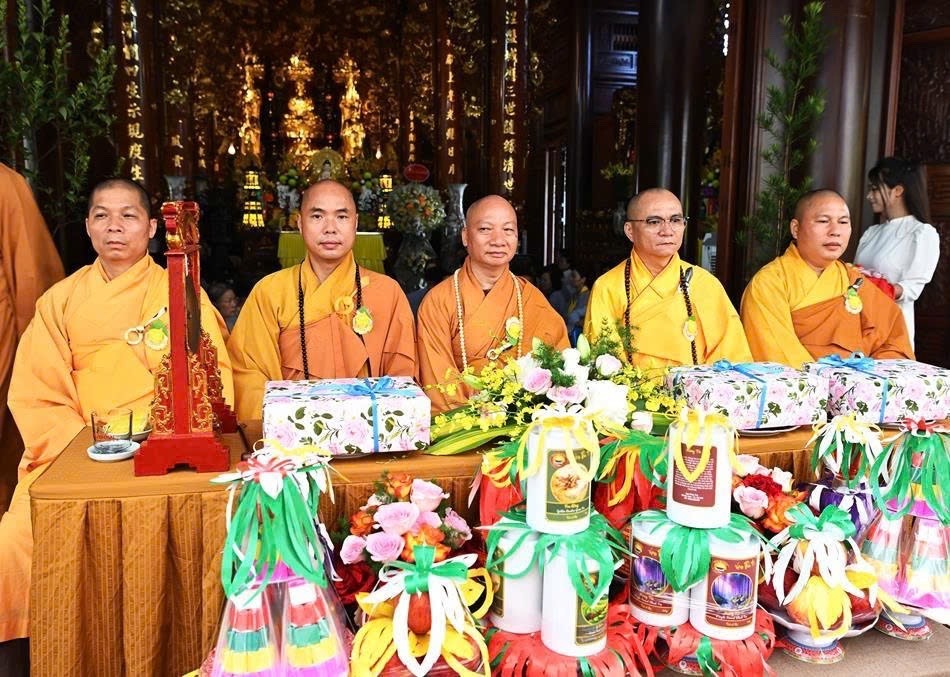 Hà Nội: Đại lễ Vu lan báo hiếu và nghi lễ cài hoa hồng tại Tổ đình Vạn Phúc