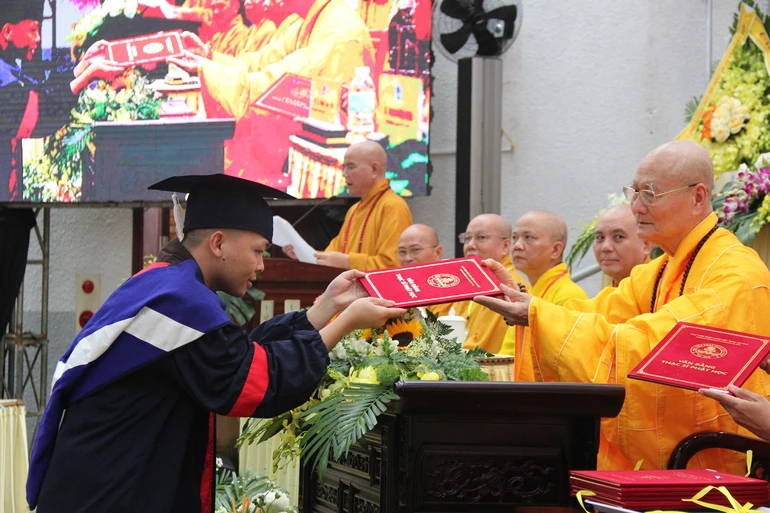 Học viện Phật giáo VN tại Huế trao Bằng tốt nghiệp cử nhân, thạc sĩ Phật học và khai giảng năm học 2026-2027