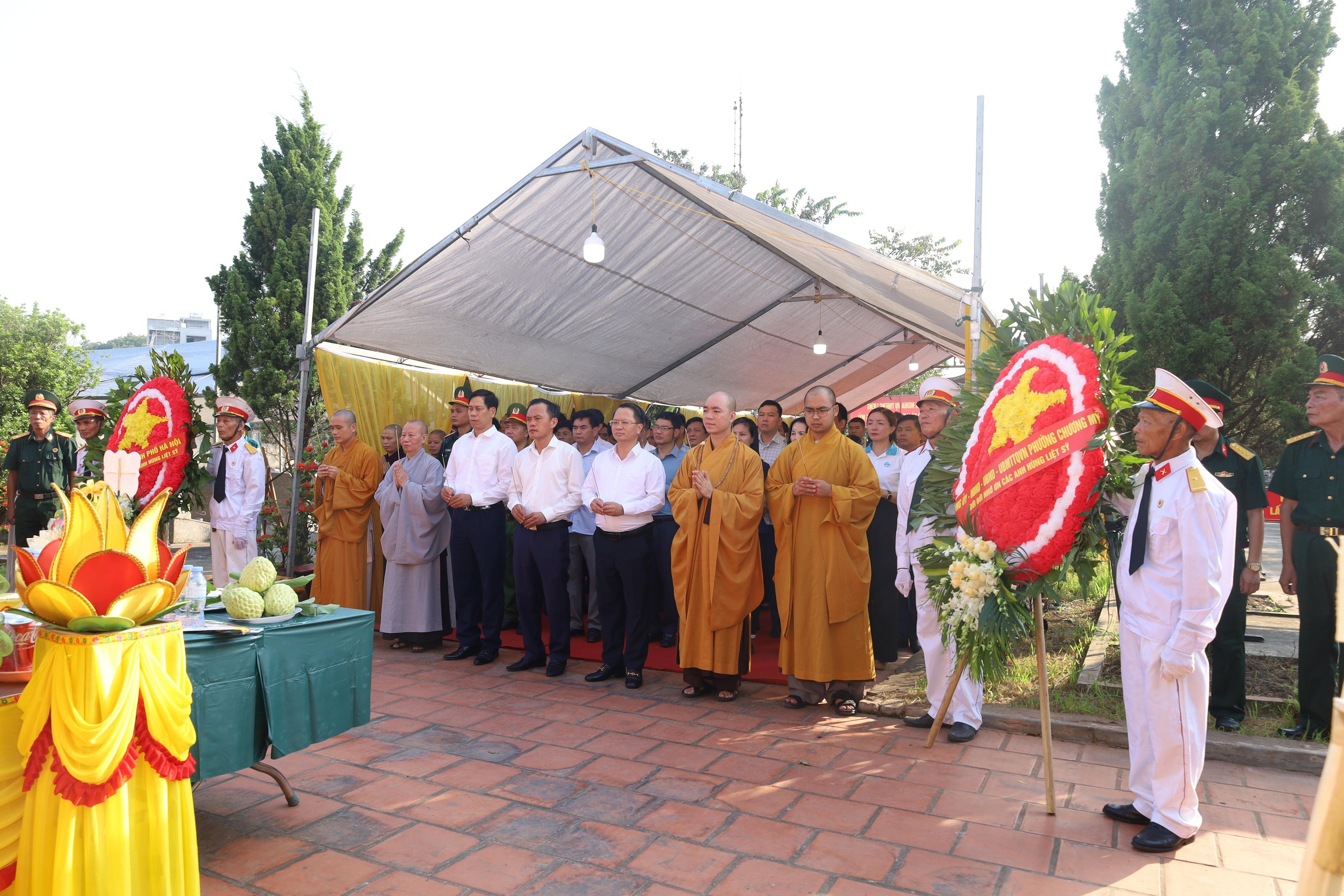 Lễ cầu siêu, dâng hương tưởng niệm các Anh hùng liệt sĩ tại Nghĩa trang liệt sĩ Phụng Châu