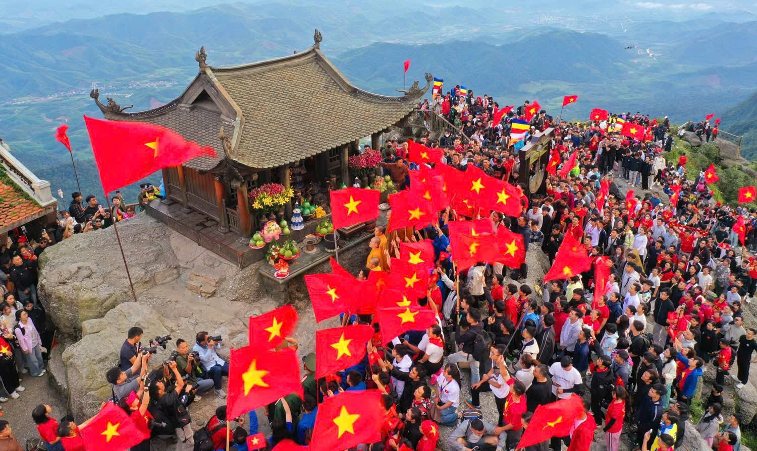 Hơn 4.000 người tham gia chương trình “Rạng rỡ Việt Nam” tại Yên Tử