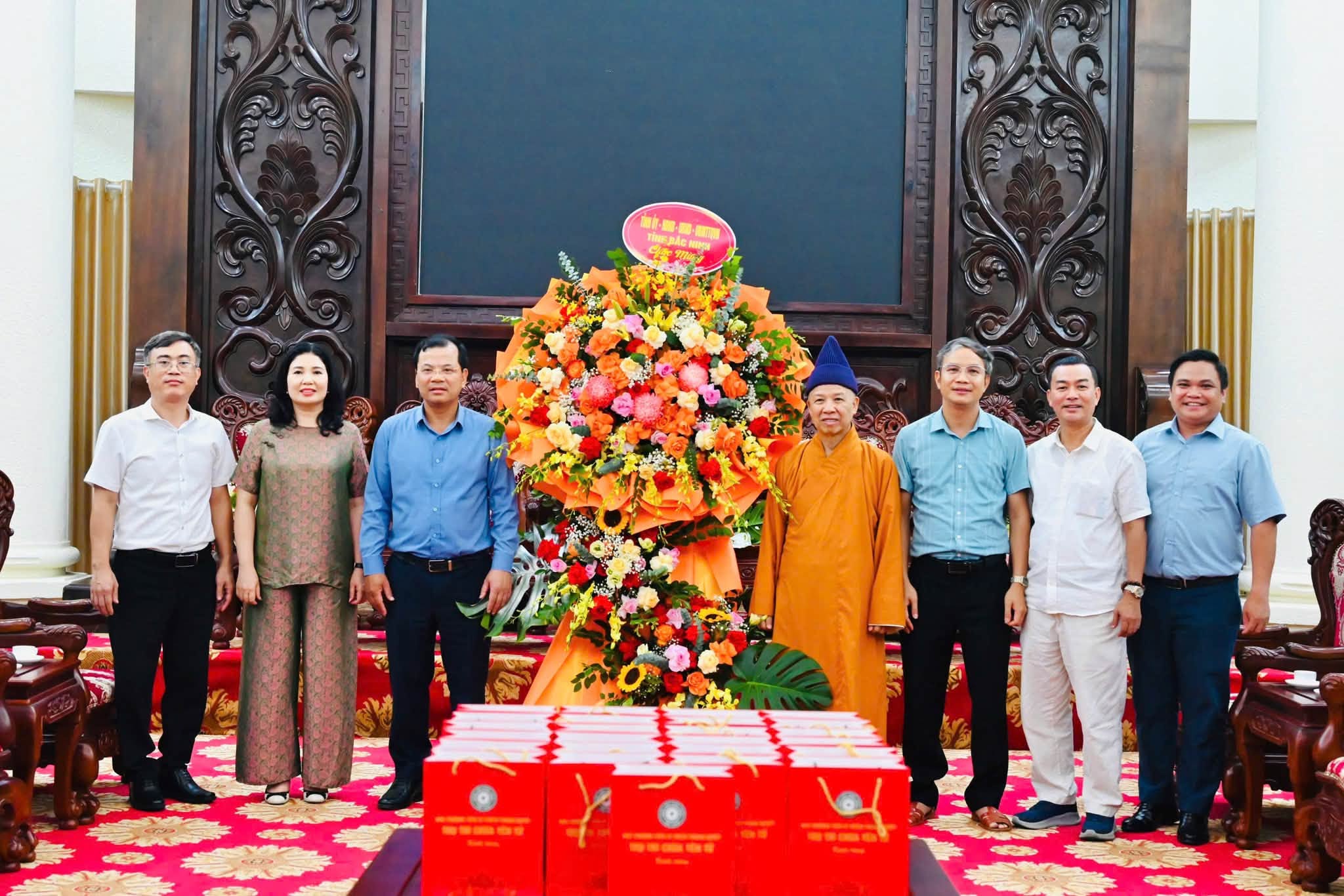 LÃNH ĐẠO TỈNH BẮC NINH VẤN AN HÒA THƯỢNG THÍCH THANH QUYẾT NHÂN MÙA VU LAN BÁO HIẾU.